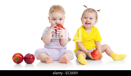 Baby un ragazzo e una ragazza a mangiare cibo sano isolato Foto Stock