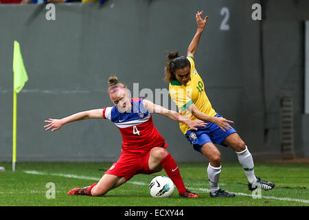 Brasilia, Brasile. Xxi Dec, 2014. Il Brasile è il giocatore Marta Vieira da Silva (R) il sistema VIES con Becky Sauerbrunn degli Stati Uniti durante una partita tra il Brasile e gli Stati Uniti del 2014 Internazionale delle Donne torneo di calcio di Brasilia in Brasilia, capitale del Brasile, 21 dicembre 2014. Il Brasile ha sostenuto il titolo dopo un 0-0 oltre gli Stati Uniti di domenica. © Xu Zijian/Xinhua/Alamy Live News Foto Stock