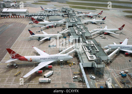 Vista aerea (dalla torre di controllo) che mostra la distesa di aeroporto terra con aerei di linea a Londra Heathrow. Foto Stock