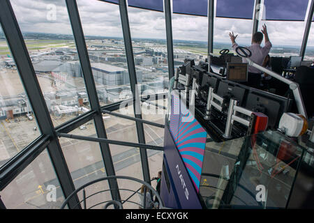 Vista aerea (attraverso la torre di controllo di Windows) che mostra di Nat controllori del traffico aereo e la distesa di terra dall'aeroporto di Londra Heathrow. Foto Stock