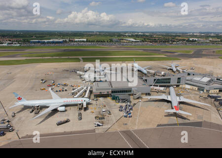 Vista aerea (guardando verso nord dalla torre di controllo) che mostra la distesa di aeroporto terra con aerei di linea a Londra Heathrow. Foto Stock