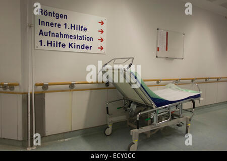 Corridoio, Deutsches Rotes Kreuz (DRK - Croce Rossa tedesca) Ospedale, Berlino, Germania. Foto Stock