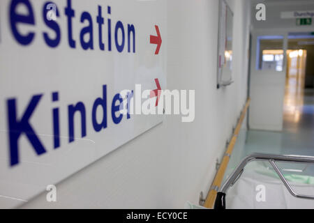 Per i più piccini ward direzione segno di Croce Rossa tedesca ospedale, Berlino. Foto Stock