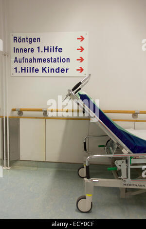 Corridoio, Deutsches Rotes Kreuz (DRK - Croce Rossa tedesca) Ospedale, Berlino, Germania. Foto Stock