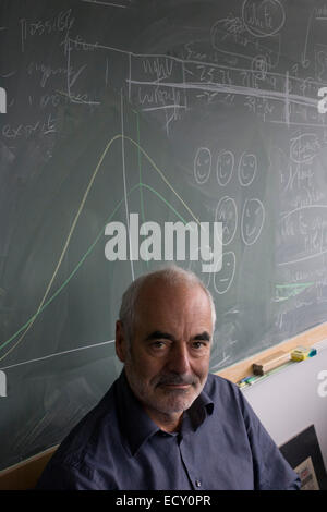 Ritratto del matematico e rischio guru, Professor Sir David Spiegelhalter con blackboard lavorazioni di probabilità (descrizione) Foto Stock