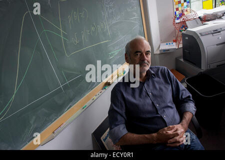 Ritratto del matematico e rischio guru, Professor Sir David Spiegelhalter con blackboard lavorazioni di probabilità (descrizione) Foto Stock