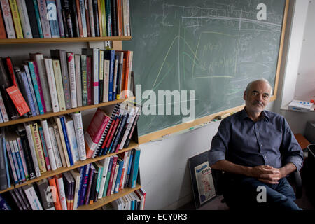 Ritratto del matematico e rischio guru, Professor Sir David Spiegelhalter con blackboard lavorazioni di probabilità (descrizione) Foto Stock