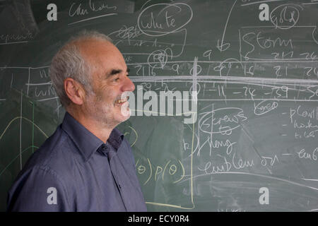 Ritratto del matematico e rischio guru, Professor Sir David Spiegelhalter con blackboard lavorazioni di probabilità (descrizione) Foto Stock
