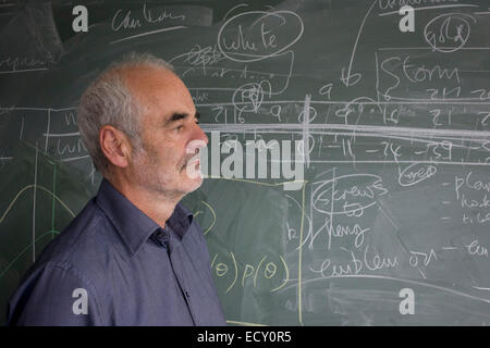 Ritratto del matematico e rischio guru, Professor Sir David Spiegelhalter con blackboard lavorazioni di probabilità (descrizione) Foto Stock
