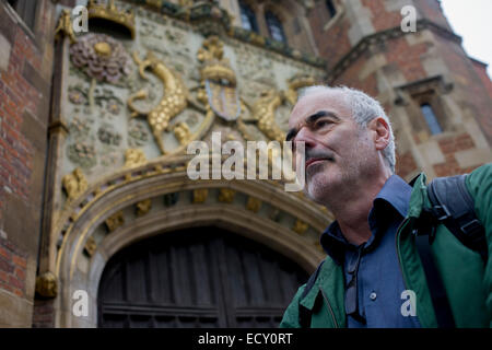 Matematico e rischio guru, Professor Sir David Spiegelhalter ciclismo in Cambridge. Foto Stock