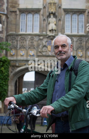 Matematico e rischio guru, Professor Sir David Spiegelhalter ciclismo in Cambridge. Foto Stock