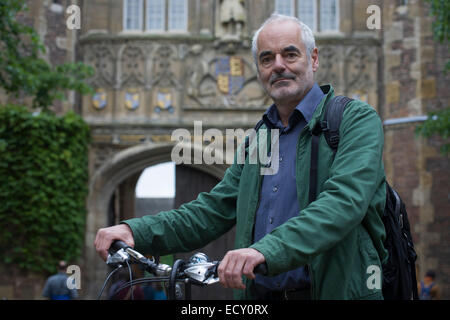 Matematico e rischio guru, Professor Sir David Spiegelhalter ciclismo in Cambridge. Foto Stock