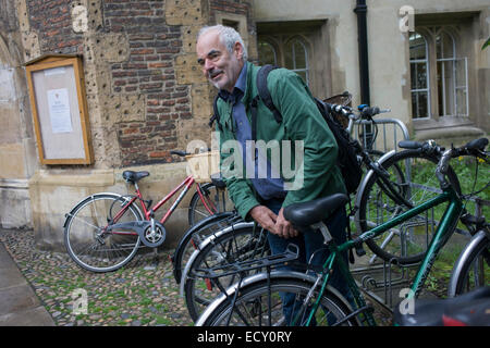 Matematico e rischio guru, Professor Sir David Spiegelhalter ciclismo in Cambridge. Foto Stock