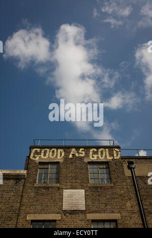 'Good as Gold' graffiti su un edificio di Waterloo, Londra del sud. Foto Stock