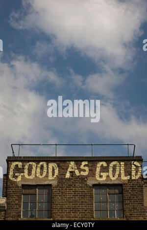 'Good as Gold' graffiti su un edificio di Waterloo, Londra del sud. Foto Stock