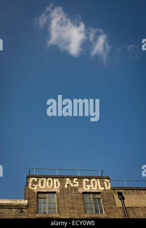 'Good as Gold' graffiti su un edificio di Waterloo, Londra del sud. Foto Stock