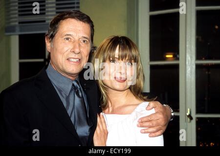 (FILE) - Un archivio foto datata 26 aprile 2003 mostra il cantante Udo Juergens e sua figlia Jenny Juergens alla ARD talk show 'Boulevard Bio" di Colonia, in Germania. Foto: Horst Galuschka/dpa - nessun filo SERVICE - Foto Stock