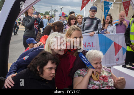 Ipovedenti sci Kelly Gallagher e guida vedenti Charlotte Evans a Stratford Paralympian evento. Foto Stock