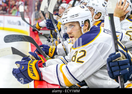 Buffalo Sabres ala sinistra Marcus Foligno (82) durante la fase di pre-stagione gioco NHL tra i Buffalo Sabres e Carolina Hurricanes al PNC Arena. Carolina Hurricanes sconfitto il Buffalo Sabres 5-1 nel regolamento giocare. Foto Stock