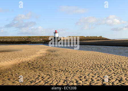 Modelli di sabbia sulla spiaggia di Burry P verso il faro Carmarthenshire Galles Cymru REGNO UNITO GB Foto Stock