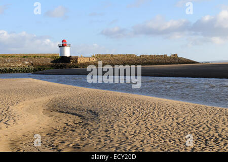 Modelli di sabbia sulla spiaggia di Burry P verso il faro Carmarthenshire Galles Cymru REGNO UNITO GB Foto Stock