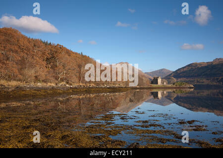 Il castello di Dunderave sulle rive di Loch Fyne Foto Stock