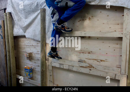 Il ragazzo si arrampica parete in avversione al rischio parco giochi chiamato terra su Plas Madoc station wagon, Ruabon, Wrexham, Galles. Foto Stock