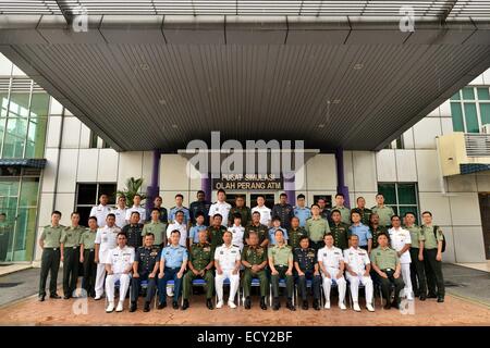 Kuala Lumpur, Malesia. 22 dic 2014. I partecipanti del giunto table top esercizio tra il malese Forze Armate (MAF) e del popolo cinese Esercito di Liberazione (PLA) posa per le foto di gruppo a Kuala Lumpur, la capitale della Malesia, a Dic. 22, 2014. L'apertura del giunto table top esercizio (TTX), denominata "Pace e Amicizia 2014', tra MAF e PLA si è tenuto qui da lunedì in Malese Forze Armate Centro per la guerra interforze. Credito: Chong Voon Chung/Xinhua/Alamy Live News Foto Stock