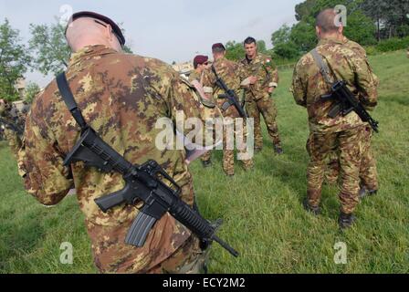 L'esercito italiano, paracadutisti delle forze speciali del 9° battaglione assalto " Col Moschin', la brigata aerea "Folgore" Foto Stock