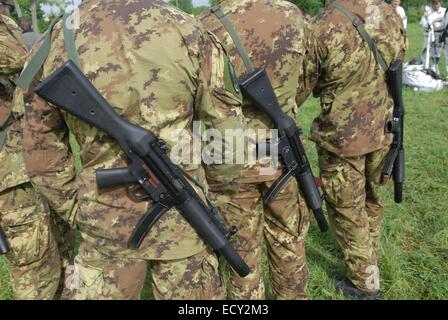 L'esercito italiano, paracadutisti delle forze speciali del 9° battaglione assalto " Col Moschin', la brigata aerea "Folgore" Foto Stock