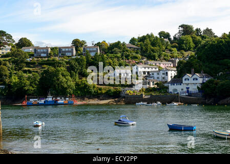 Vista del piccolo traghetto che attraversa la baia tra i due piccoli villaggi turistici sulla costa meridionale della Cornovaglia Foto Stock