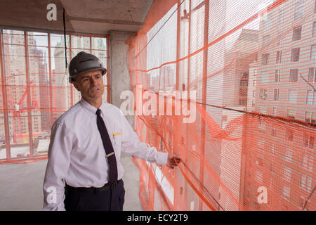 Indagine dei servizi di ingegneria, Assistente Commissario Tim Lynch ispezionando un nuovo sito in costruzione a Manhattan Foto Stock