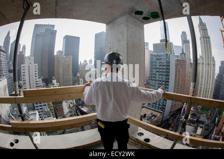 Indagine dei servizi di ingegneria, Assistente Commissario Tim Lynch ispezionando un nuovo sito in costruzione a Manhattan Foto Stock