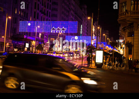 Decorate Street di notte, Gran Via a Madrid Foto Stock