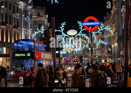 LONDON, Regno Unito - 20 dicembre: ripresa notturna della trafficata Oxford Circus ingresso della metropolitana con le luci di Natale in Regent Street. Dece Foto Stock