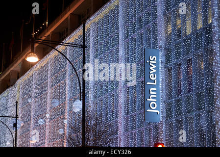 LONDON, Regno Unito - 20 dicembre: notturno di colpo di John Lewis department store con la sua parete di luce come parte delle sue composizioni di Natale Foto Stock