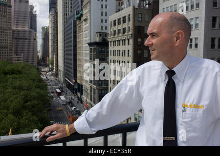 Indagine dei servizi di ingegneria, Assistente Commissario Tim Lynch sul tetto del federal NYC Dipartimento di edifici Foto Stock