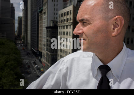 Indagine dei servizi di ingegneria, Assistente Commissario Tim Lynch sul tetto del federal NYC Dipartimento di edifici Foto Stock