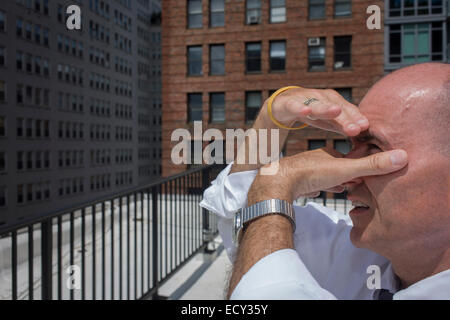 Indagine dei servizi di ingegneria, Assistente Commissario Tim Lynch sul tetto del federal NYC Dipartimento di edifici Foto Stock