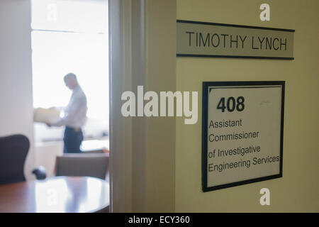 Indagine dei servizi di ingegneria, Assistente Commissario Tim Lynch nel suo ufficio federale su Broadway. Foto Stock