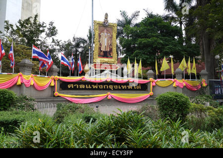 Ritratto di Re Bhumibol Adulyadej sul display per il re del giorno a Bangkok, Thailandia, Sud-est asiatico. Foto Stock