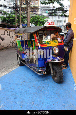 Tuk-tuk taxi in strada stretta a Bangkok, in Thailandia Foto Stock