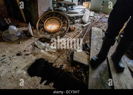 Xix secolo edificio abbandonato ordinata per la demolizione di un indagine Servizi di ingegneria, Assistente Commissario Tim Lynch Foto Stock