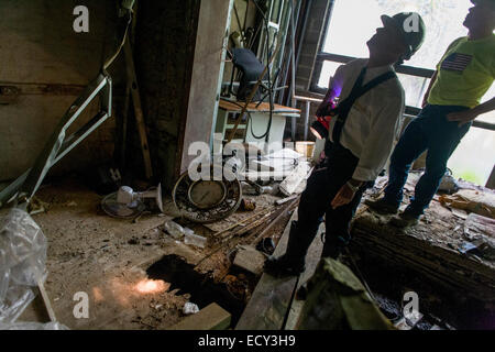 Xix secolo edificio abbandonato ordinata per la demolizione di un indagine Servizi di ingegneria, Assistente Commissario Tim Lynch Foto Stock