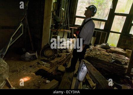 Xix secolo edificio abbandonato ordinata per la demolizione di un indagine Servizi di ingegneria, Assistente Commissario Tim Lynch Foto Stock