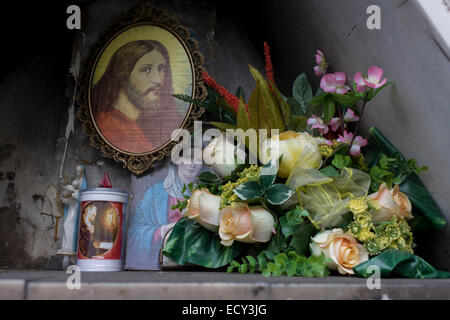 Edicola religiosa (edicola votiva) santuario con Gesù e la Madonna, Napoli, Italia. Foto Stock