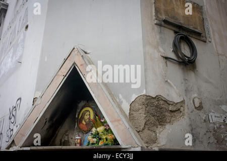Edicola religiosa (edicola votiva) santuario con Gesù e la Madonna, Napoli, Italia. Foto Stock