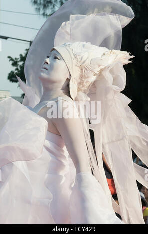 Avant Garde butoh artista presso lo spettacolo di strada, Bangkok, Thailandia Foto Stock