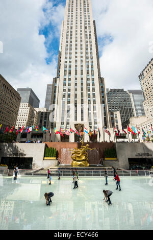 Pista di pattinaggio di fronte al Rockefeller Center, Manhattan, New York, Stati Uniti Foto Stock
