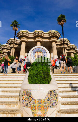 Portico con un monumentale scalone, dall'architetto Antoni Gaudi, Parc Güell, Barcellona, ​​Catalonia, Spagna Foto Stock